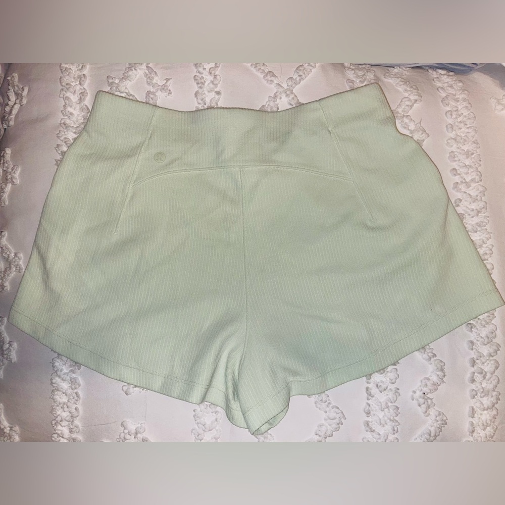 Pre-loved Lululemon Ribbed Softstreme High-Rise Short 2" Kohlrabi Green
Size 8 - Picture 3 of 3